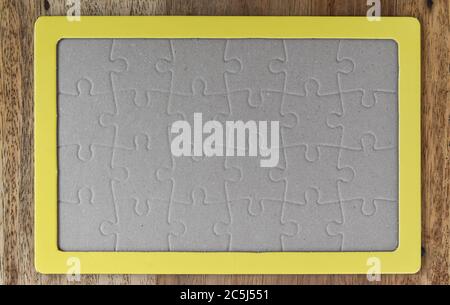 Nahaufnahme von oben nach unten Schuss Puzzle auf Holz Hintergrund Stockfoto