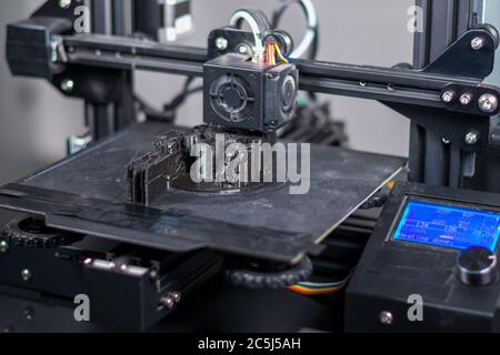 3D-Plastikdrucker bei der Arbeit in einer Fabrik dreidimensionaler Druck. Nahaufnahme. Stockfoto