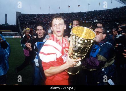 Berlin, Deutschland. Juli 2020. Vorschau DFB-Pokalfinale Bayer 04 Leverkusen-FC Bayern München Archiv Foto: Andreas THOM, Deutschland, Fußball, Bayer 04 Leverkusen, mit DFB-Pokal, QF von Fotografen umgeben, QF-Fußball DFB-Pokalfinale 1993, Bayer 04 Leverkusen - Hertha BSC Berlin Amat. 1: 0 weltweite Nutzung Kredit: dpa/Alamy Live News Stockfoto