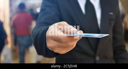 Nahaufnahme des Geschäftsmannes Hand halten Kreditkarte. Selektiver Fokus an den Händen. Stockfoto