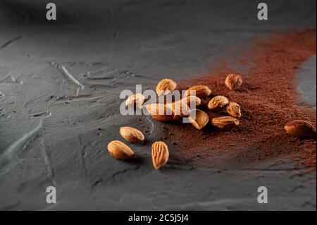 Kakaobohnen und Pulver auf grauem Hintergrund isoliert. Draufsicht Stockfoto