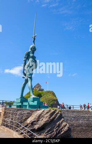 Verity-Statue von Damien Hirst am Hafen von Ilfracombe, North Devon, England. Stockfoto