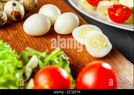 Wachteleier Salat Gemüse und Kirschtomaten in Salatzutaten geschnitten für Salat sind eine gesunde Ernährung für Vegetarier Stockfoto