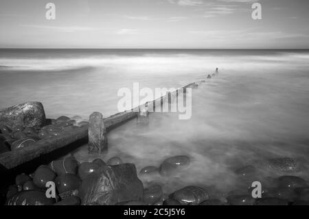 Groyne und Pebbles in Westward Ho! Strand, North Devon, Sommer, Langzeitbelichtung. Stockfoto