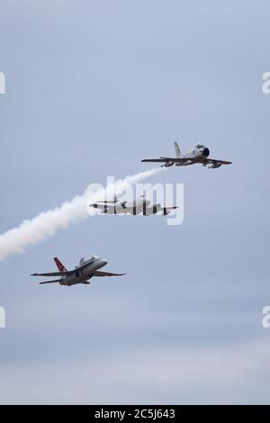 Ehemalige Royal Australian Air Force Commonwealth Aircraft Corporation CA-27 Sabre (F-86 Sabre) Düsenflugzeuge, die einen Gloster Meteor und eine RAAF F/A-18 führen Stockfoto