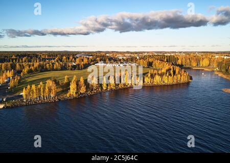 Luftaufnahme von Laulurinne - Veranstaltungsort für Konzerte und Veranstaltungen. Joensuu, Finnland. Blick auf das Seeufer und die herbstliche Natur Stockfoto