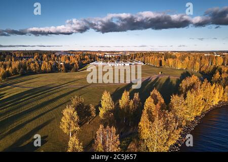 Luftaufnahme von Laulurinne - Veranstaltungsort für Konzerte und Veranstaltungen. Joensuu, Finnland. Blick auf das Seeufer und die herbstliche Natur Stockfoto