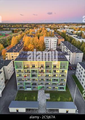 Joensuu, Finnland - 4. Oktober 2018: Luftaufnahme eines neuen Gebäudes für Studenten. Sonnenblenden auf dem Dach Stockfoto