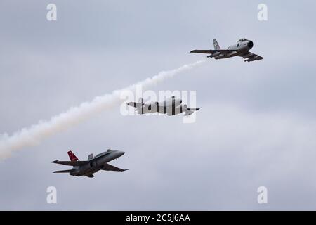 Ehemalige Royal Australian Air Force Commonwealth Aircraft Corporation CA-27 Sabre (F-86 Sabre) Düsenflugzeuge, die einen Gloster Meteor und eine RAAF F/A-18 führen Stockfoto