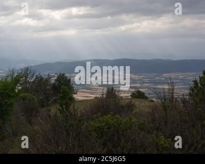 Wunderbare Aussicht auf Ebene mit Lichtstrahlen durch Wolken in Drome Frankreich Stockfoto