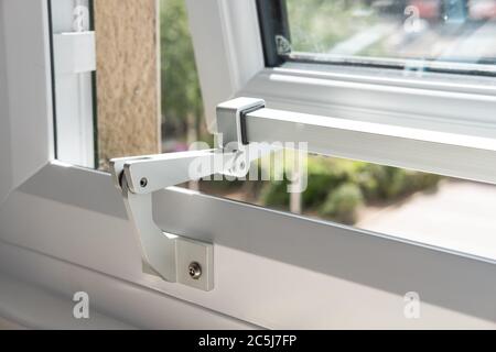 Detailansicht eines Hotel Fenster Metall-Scharniersystem, gesehen in der maximalen, geöffneten Position. Stockfoto