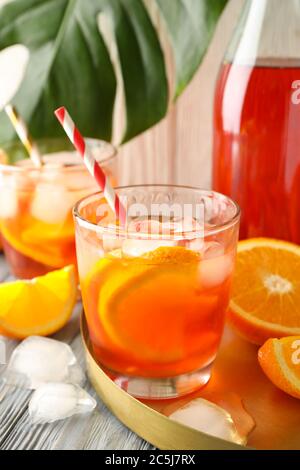 Komposition mit aperol Spritz Cocktail auf Holzgrund. Sommergetränk Stockfoto