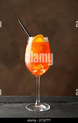 Glas aperol Spritz Cocktail auf Holzhintergrund. Sommergetränk Stockfoto