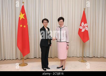 (200703) -- HONGKONG, 3. Juli 2020 (Xinhua) -- Hongkongs Sonderverwaltungsregion (HKSAR), die Chefexekutivin Carrie Lam (R) und die stellvertretende Kommissarin für Polizei (Nationale Sicherheit) Edwina Lau posieren für Fotos in Hongkong, Südchina, 3. Juli 2020. DAZU: '1. LD WriteThru: Komitee zur Sicherung der nationalen Sicherheit von HKSAR gegründet' (Information Services Department der Regierung der HKSAR/Handout via Xinhua) Stockfoto