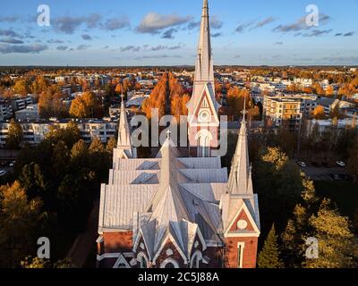 Luftaufnahme der Joensuu Kirche, Finnland. Blick auf eine Kirche in der schönen finnischen Herbststadt Stockfoto