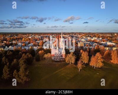 Luftaufnahme der Joensuu Kirche, Finnland. Blick auf eine Kirche in der schönen finnischen Herbststadt Stockfoto