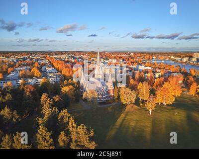 Luftaufnahme der Joensuu Kirche, Finnland. Blick auf eine Kirche in der schönen finnischen Herbststadt Stockfoto