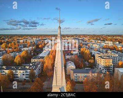 Luftaufnahme der Joensuu Kirche, Finnland. Blick auf eine Kirche in der schönen finnischen Herbststadt Stockfoto