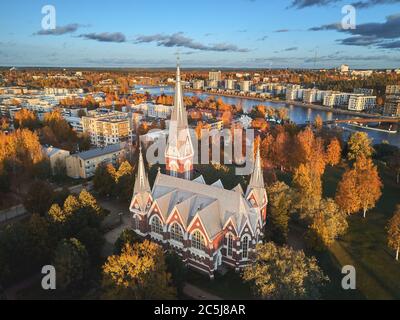 Luftaufnahme der Joensuu Kirche, Finnland. Blick auf eine Kirche in der schönen finnischen Herbststadt Stockfoto