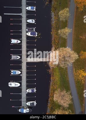 Luftaufnahme des Piers mit angedockten Booten Stockfoto