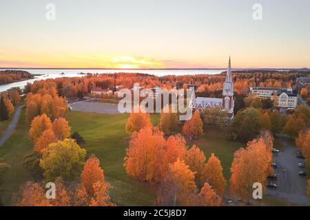 Luftaufnahme der Joensuu Kirche, Finnland. Blick auf eine Kirche in der schönen finnischen Herbststadt Stockfoto