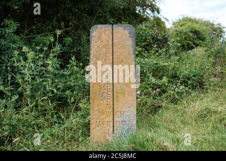 Detailansicht des Marktes der Greenwich Meridian Line auf einem Postweg, der die Länge von null Grad bestimmt. Stockfoto