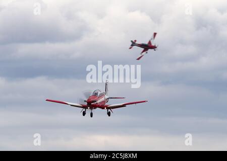 Zwei Pilatus PC-9A Trainer Flugzeuge von der Royal Australian Air Force (RAAF) Roulettes Formation Kunstflugvorstellung Team auf dem Anflug auf Avalon landen Stockfoto
