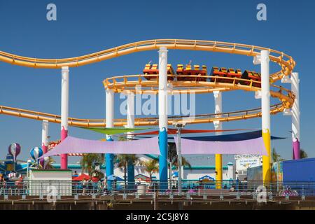 Las Angeles, Kalifornien - 9. September 2019: Pacific Park Roller Coaster in Santa Monica, Los Angeles, USA. Stockfoto