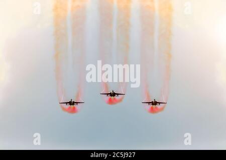 Zwei Kampfjets fliegen zusammen mit rotem Rauch Stockfoto