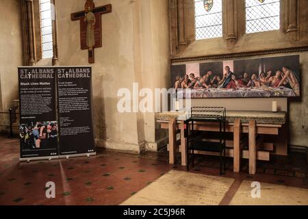 St Albans UK 3 July 2020 die Installation, in St Albans Cathedral, der Künstlerin Lorna May ,Last Supper with a Black Christ, für BLM .Paul Quezada-Neiman/Alamy Live News Stockfoto