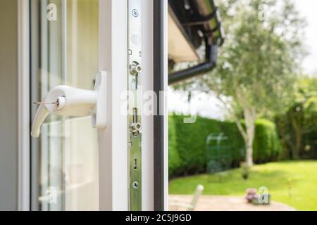 Brandneue Doppelverglasung Fenster in einem Haus Anbau gesehen. Details der mehrfachen Fensterschlösser können Gummifensterdichtung sichtbar ist. Stockfoto