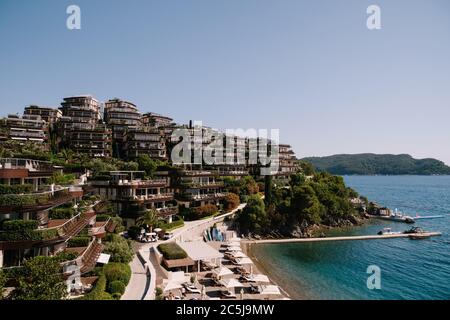 Budva, Montenegro - 07. juni 2020: Dukley-Gärten-Komplex in Budva, Montenegro. Stockfoto