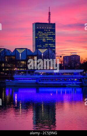 Belgrad / Serbien - 4. März 2019: Farbenfrohe Sonnenuntergänge vom Usce Turm in Belgrad, Serbien, die sich in der Sava spiegeln. 1999 von der NATO bombardiert, Usce Stockfoto