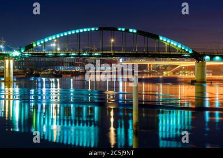 Belgrad / Serbien - 4. März 2019: Alte Sava Brücke über den Fluss Sava in Belgrad für Auto- und Straßenbahnverkehr Stockfoto