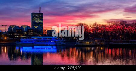 Belgrad / Serbien - 4. März 2019: Farbenfrohe Sonnenuntergänge vom Usce Turm in Belgrad, Serbien, die sich in der Sava spiegeln. 1999 von der NATO bombardiert, Usce Stockfoto