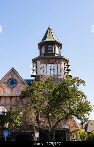 Nachbildung des Kopenhagener Rathausturms der dänischen Gemeinde Solvang, Ynez Valley, California, Vereinigte Staaten von Amerika Stockfoto