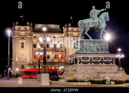 Belgrad / Serbien - 2. November 2019: Statue des Prinzen Mihailo Obrenovic und des Nationaltheaters Serbiens auf dem Platz der Republik in Belgrad, Serbien Stockfoto