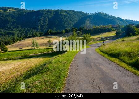 Eine Straße in der italienischen Landschaft in der Nähe der kleinen Stadt Serramazzoni, Modena, Italien Stockfoto