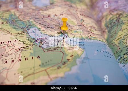 Flacher Fokus zeigt die Straight of Hormuz sensible Wasserstraße im Persischen Golf. Benachbarte, nicht fokussieren Bereiche einschließlich Iran usw. Stockfoto