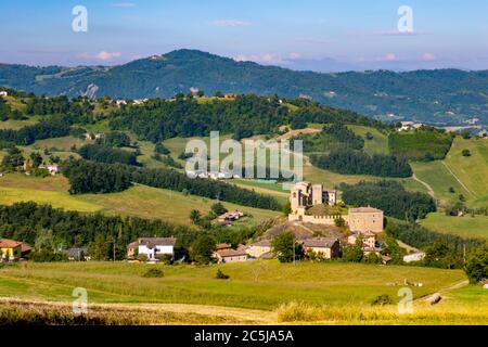 Das Pompeano Schloss in die italienische Berglandschaft in Serramazzoni, Provinz Modena, Emilia Romagna, Italien Stockfoto