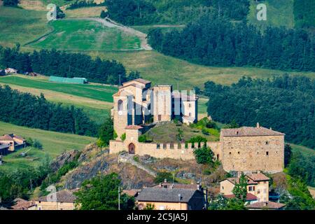 Die Burg von Pompeano und die italienische Landschaft in Serramazzoni, Provinz Modena, Emilia Romagna, Italien Stockfoto