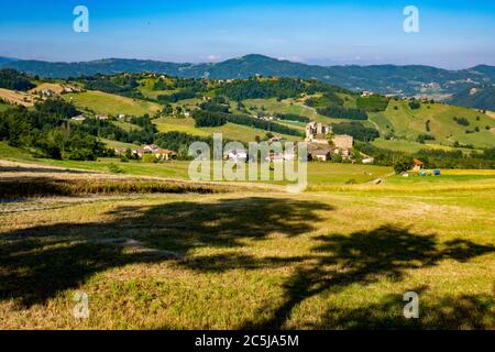 Das Pompeano Schloss in die italienische Berglandschaft in Serramazzoni, Provinz Modena, Emilia Romagna, Italien Stockfoto