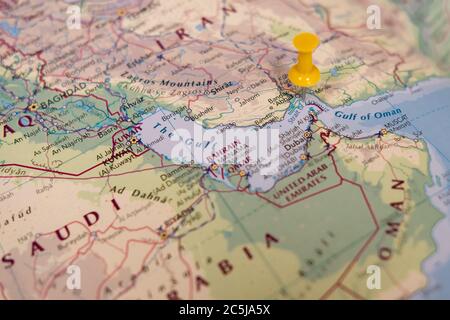 Flacher Fokus zeigt die Straight of Hormuz sensible Wasserstraße im Persischen Golf. Benachbarte, nicht fokussieren Bereiche einschließlich Iran usw. Stockfoto