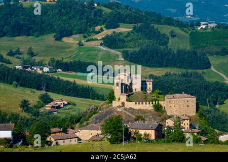 Die Burg von Pompeano und die italienische Landschaft in Serramazzoni, Provinz Modena, Emilia Romagna, Italien Stockfoto