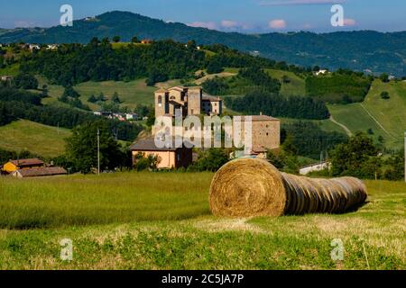 Die Burg von Pompeano und die italienische Landschaft in Serramazzoni, Provinz Modena, Emilia Romagna, Italien Stockfoto