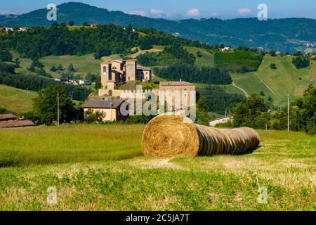 Die Burg von Pompeano und die italienische Landschaft in Serramazzoni, Provinz Modena, Emilia Romagna, Italien Stockfoto