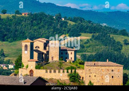 Die Burg von Pompeano und die italienische Landschaft in Serramazzoni, Provinz Modena, Emilia Romagna, Italien Stockfoto