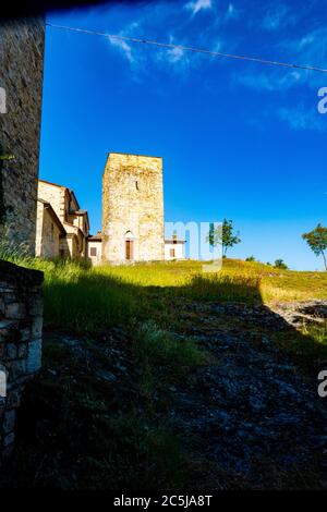 Das Pompeano Schloss gegen blauen Himmel in Serramazzoni, Provinz Modena, Emilia Romagna, Italien Stockfoto