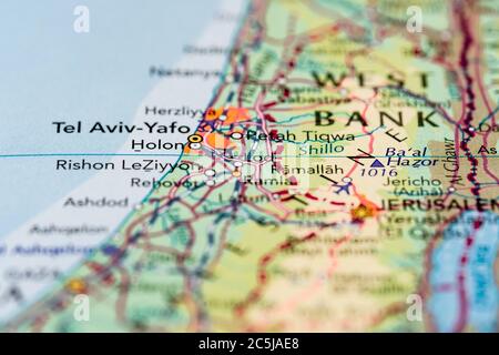 Karte von Tel Aviv, der Hauptstadt Israels. Zeigt den geringen Fokus des unmittelbaren sind und anderer Länder im Bereich dieser Papierkarte. Stockfoto