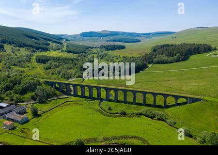 Das Shankend Viadukt bei Hawick in den Scottish Borders. Das Viadukt auf der Waverley-Linie wurde 1969 aufgrund des Beeching-Berichts geschlossen. Stockfoto